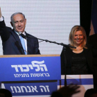 El primer ministro israelí, Benjamin Netanyahu, saluda a sus seguidores mientras pronuncia un discurso en Tel Aviv.-Foto: EFE