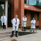 Investigadores participantes en la puerta del Instituto de Biotecnología de León. EL MUNDO