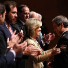 La delegada del Gobierno en Castilla y León, María José Salgueiro, preside los actos del Día de la Policía 2015 en Valladolid. En la imagen, impone una condecoración al comisario jefe provincial de Valladolid, Francisco López Canedo-Ical