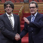 Artur Mas y Carles Puigdemont, tras la investidura del segundo.-AFP / LLUIS GENE