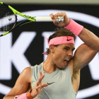 Nadal golpea la bola en su partido contra Dzumhur.-AFP / SAEED KHAN