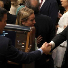 Pedro Sánchez y Oriol Junqueras se saludan en el Congreso. el pasado 21 de mayo .-EFE / J. J. GUILLÉN