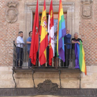 El presidente de la Diputación de Valladolid, Jesús Julio Carnero, coloca la bandera Arco Iris en el balcón de la institución con motivo de la celebración del Orgullo Gay.-ICAL