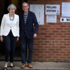Theresa May sale del colegio electoral tras ejercer su derecho a voto.-