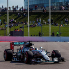 El piloto británico de Fórmula Uno, Lewis Hamilton de Mercedes AMG durante la segunda sesión de entrenamientos libres en el circuito autódromo de Sochi-EFE/Srdjan Suki
