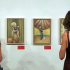 Dos mujeres observan varias de las obras de la exposición ‘Javier Sáez Castán: prodigios y curiosidades’-ICAL