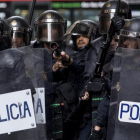 Policías nacionales, el 1-O en el colegio Ramon Llull de Barcelona.-FERRAN NADEU