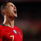Cristiano Ronaldo se lamenta de una ocasión fallada ante Ucrania en Lisboa.-REUTERS / RAFAEL MARCHANTE