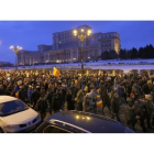 Miles de personas han salido a las calles para protestar contra el decreto que despenaliza la corrupción.-EFE / ROBERT GHEMENT
