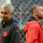 Mourinho y Rooney, durante su visita este martes al Freinds Arena.-REUTERS / MICHAEL DALDER
