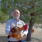 Santiago Rodrigo, director general de Sanchonar, sostiene uno de sus pollos ecológicos.-T. S.