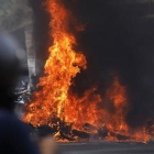 Varios vehículos en llamas tras enfrentamientos entre manifestantes y policías en Venezuela.-CARLOS GARCIA RAWLINS / REUTERS
