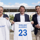 Avelino Álvarez, a la izquierda, arropado por Alfonso Fernández Mañueco y Conrado Íscar durante la campaña electoral. E.M.