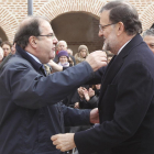 Herrera abraza a Rajoy a su llegada, ayer, a Olmedo.-J. M. Lostau