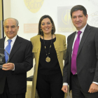 la consejera de Agricultura y Ganadería de la Junta, Milagros Marcos,hace entrega del primer premio a Jamones Dompal.-ICAL