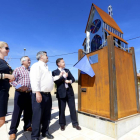 El presidente de la Diputación de León, Marcos Martínez, inaugura una escultura en la localidad leonesa de Carbajal de la Legua en homenaje a los peregrinos que realizan Camino de San Salvador. Junto a él, el alcalde del municipio, Ismael Lorenzana y la p-Ical