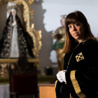 Paula Adeva Seco, ante la Virgen de Capítulo que se custodia en el Monasterio de San Joaquín y Santa Ana.-PABLO REQUEJO