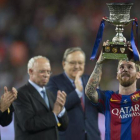 Messi levanta el trofeo de la Supercopa del 2016 tras vencer al Sevilla.-JORDI COTRINA