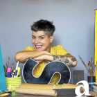 La diseñadora gráfica vallisoletana Laura Asensio posa rodeada de letras, tema central de la exposición de la que es comisaria.-ICAL
