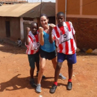 Patricia Campos Doménech, junto a dos niños, en Kajjansi, una pequeña aldea de Uganda donde lleva a cabo su labor solidaria.-
