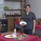 Ana Isabel Núñez, jefa de cocina y propietaria, con algunos de sus platos en el comedor del restaurante, en la localidad segoviana de Remondo