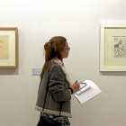 En la pared, retratos en lápiz sobre papel de Max Jakob y León Tolstoi, realizados en los años cincuenta.-ICAL