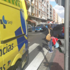 Ambulancia que atendió a la menor.-TWITTER DE POLICÍA VALLADOLID @PoliciaVLL