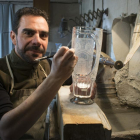 Óscar Santiago, en plena actividad creativa de grabado y talla sobre el cristal, en su taller artesano de Pinillos de Polendos, en Segovia.-ARGICOMUNICACIÓN