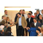 El presidente del Gobierno saluda a los simpatizantes del PP mientras baja las escaleras en el Fórum Evolución. A la derecha, Rico. Tras él, Herrera, Lacalle, Floriano y Posada.-Israel L. Murillo