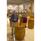 Alfonso Garcés brinda con Yolanda Peña en al sala de barricas. Abajo, cinco delos vinos que elabora Covitoro.-M.D.