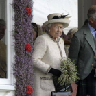 La reina Isabel II, junto al príncipe Carlos, el domingo en la ciudad escocesa de Braemar.-Foto: AFP / ANDY BUCHANAN