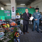 El subdelegado del Gobierno en Valladolid, Luis Antonio Gómez (I), muestra un ejemplar de El Quijote intervenido en el marco de la operación Valtri junto al teniente de la Comandancia de la Guardia Civil, Miguel Recio (D) y el comandante Roberto Ferrero-ICAL