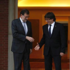 Rajoy y Puigdemont se saludan en la puerta de la Moncloa, en abril del pasado año.-DAVID CASTRO