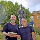 Miguel (i) y Emilio, ante la estatua del descubridor Juan Ponce de León, que nació en Santervás de Campos en el siglo XV, y cuyo museo rinde hoy homenaje a su memoria.-ARGICOMUNICACIÓN