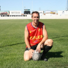 Miguel Raya posa en Pepe Rojo con la camiseta de la selección española de rugby touch.-E.M.