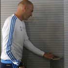 Zinedine Zidane abandona la sala de prensa de Valdebebas tras su comparecencia ante los periodistas.-JUAN MANUEL PRATS