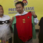 La policía indonesia muestra un disfraz de Robin como prueba de una fiesta gay por la que ha detenido a 141 hombres.-EFE
