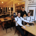 Los camareros del nuevo restaurante La Mafia de la plaza de los Arces ayer en la inauguración.-J. M. Lostau