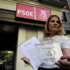 Silvia Barquero muestra el CD con las 120.000 firmas, ayer.-Chema Barroso