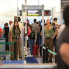 Vigilantes en el control de la T1, el día 14. /-FERRAN NADEU