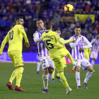 Los delanteros blanquivioleta Guardiola y Plano intentan llegar a un balón que es despejado por Miguelón, lateral del Villarreal.-PABLO REQUEJO
