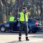 Dos agentes de la Guardia Civil detienen a un vehículo en un control de carreteras.- EL MUNDO