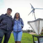 Los ingenieros industriales David Tristán y Miryam Marcos muestran el prototipo en una zona verde de Valladolid.-PHOTOGENIC / MIGUEL ÁNGEL SANTOS