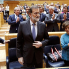 Los senadores del PP aplauden a Mariano Rajoy en el Senado minutos antes de que se suba a la tribuna a defender el 155.-FE / CHEMA MOYA