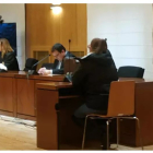 La exedil de Bobadilla, de espaldas, durante la vista en la Audiencia de Valladolid que se suspendió en diciembre. - E.PRESS