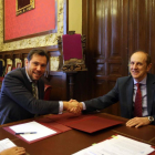 El alcalde Óscar Puente, y el gerente de Aguas de Valladolid, Tomás Pérez Pinto, durante la firma de un convenio de colaboración para garantizar el servicio de agua a las personas en situación de vulnerabilidad económica-ICAL