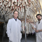Abajo, Daniel y Sergio de Pablo posan en un secadero de chorizos culares con la curación avanzada.-EL MUNDO