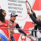 El mítico piloto italiano Giacomo Agostini le entrega el premio de vencedor, en Phillip Island, a Marc Márquez.-ALEJANDRO CERESUELA