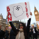 Un manifestante alza una pancarta contra Trump a las puertas del Parlamento británico.-JUSTIN TALLIS / AFP