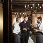 Los cocineros de Cocinandos y El Ermitaño, ayer, la comida que compartieron con Joan Roca y Quique Dacosta, entre otros. En la otra foto, la familia De la Cruz en La Botica de Matapozuelos.-L.P